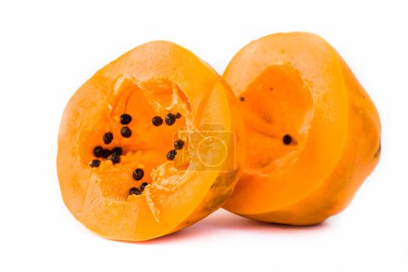 Téléchargez les photos : "Papaye coupée bio crue isolée sur blanc
." - en image libre de droit