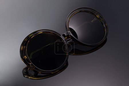 Foto de "Gafas de sol sobre fondo oscuro. Ojos sanos. Publicidad objeto fotografía." - Imagen libre de derechos