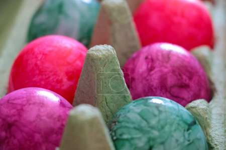 Foto de "Huevos de Pascua multicolores. Una fiesta brillante para los creyentes." - Imagen libre de derechos