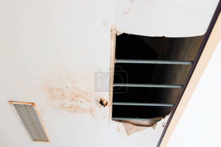Téléchargez les photos : "plafond de gypse à l'intérieur endommagé par la fuite d'eau
" - en image libre de droit