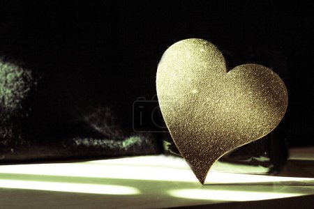 Téléchargez les photos : "coeur doré sur fond noir" - en image libre de droit