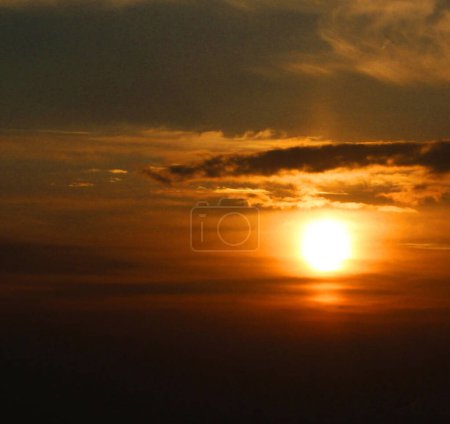 Téléchargez les photos : En regardant le ciel lumineux et pittoresque coucher de soleil, le Bhoutan - en image libre de droit