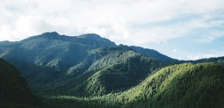 Téléchargez les photos : Vue aérienne de pittoresques montagnes pittoresques, nature du Bhoutan - en image libre de droit