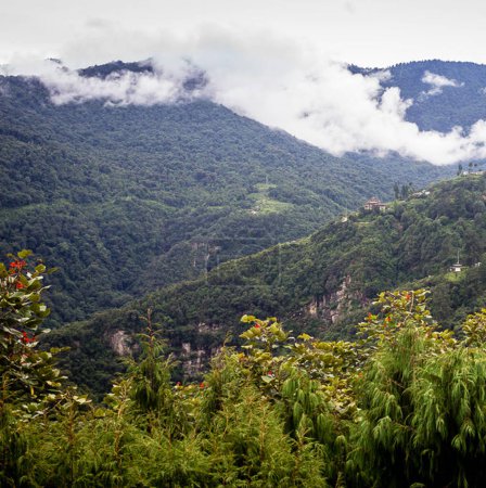 Téléchargez les photos : Majestueux sommets montagneux paysages, nature du Bhoutan - en image libre de droit