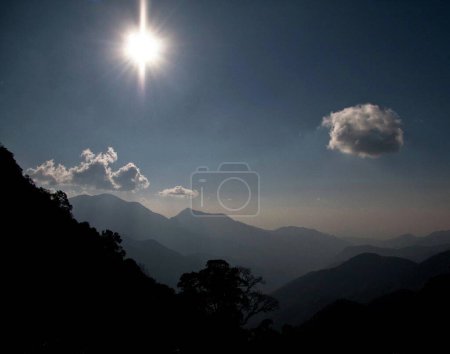 Téléchargez les photos : Vue aérienne de pittoresques montagnes pittoresques, nature du Bhoutan - en image libre de droit