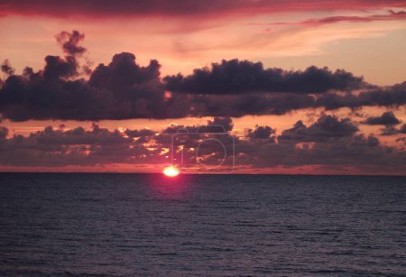 Téléchargez les photos : Vue panoramique sur la mer à la lumière du soleil, fond naturel - en image libre de droit