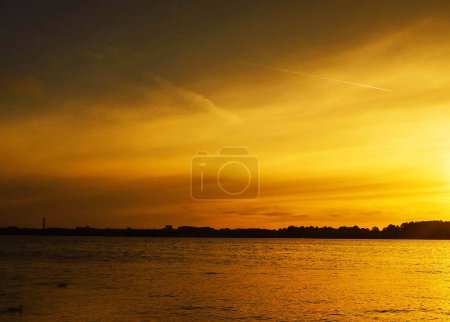 Téléchargez les photos : Vue panoramique sur la mer à la lumière du soleil, fond naturel - en image libre de droit