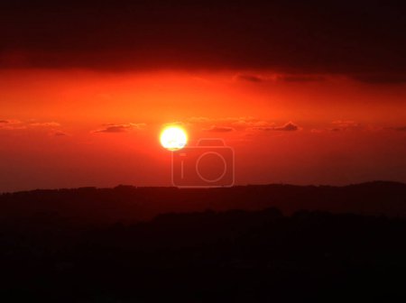 Téléchargez les photos : Plan panoramique de beau coucher de soleil dramatique pour fond - en image libre de droit