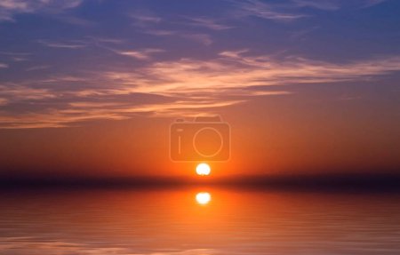 Foto de Fondo de paisaje de la puesta de sol en colores brillantes en el mar Mediterráneo, Malta - Imagen libre de derechos