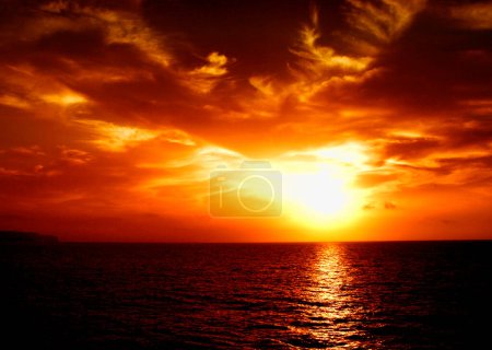 Téléchargez les photos : Coucher de soleil majestueux sur la mer Méditerranée, nature de Malte - en image libre de droit