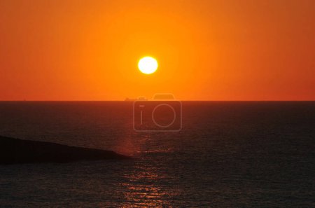 Téléchargez les photos : Coucher de soleil paisible sur la mer Méditerranée, Malte - en image libre de droit