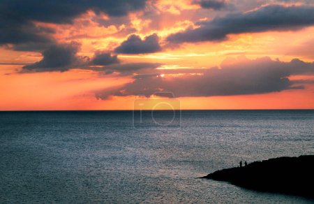 Téléchargez les photos : Paysage de fond de coucher de soleil pittoresque à la mer Méditerranée, Malte - en image libre de droit