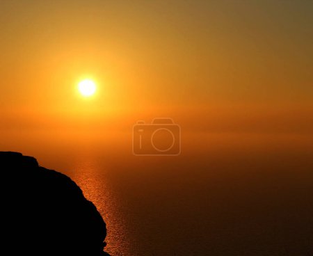 Téléchargez les photos : Paysage de fond de coucher de soleil pittoresque à la mer Méditerranée, Malte - en image libre de droit