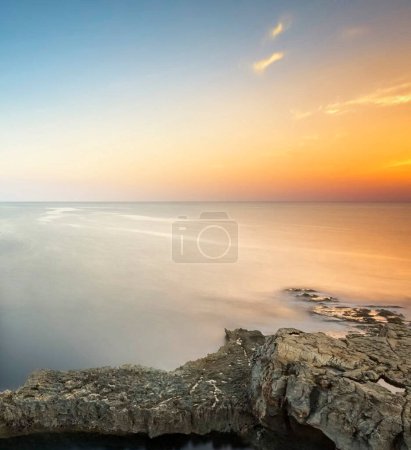 Téléchargez les photos : Coucher de soleil calme sur la mer Méditerranée, Malte - en image libre de droit