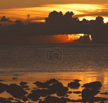 Téléchargez les photos : Majestueuse côte rocheuse de l'océan Indien au coucher du soleil, Maurice - en image libre de droit