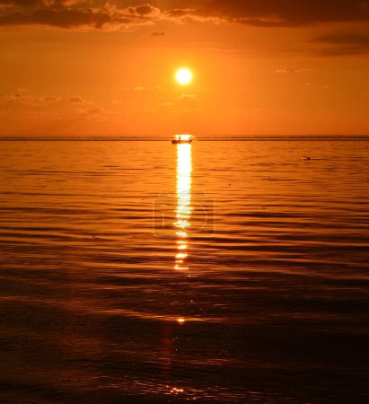 Foto de Increíble vista al atardecer en la orilla del océano Índico, Mauricio - Imagen libre de derechos