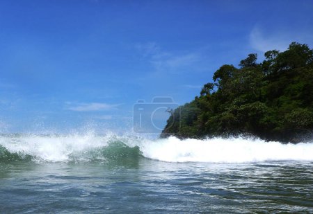 Foto de Salpicando olas marinas en verdes colinas, Nicaragua - Imagen libre de derechos