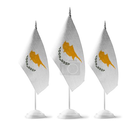 Téléchargez les photos : "Petits drapeaux nationaux de Chypre sur fond blanc" - en image libre de droit