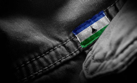 Téléchargez les photos : "Étiquette sur vêtements sombres sous la forme du drapeau du Lesotho" - en image libre de droit