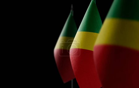 Foto de "Pequeñas banderas nacionales del Congo sobre un fondo negro" - Imagen libre de derechos