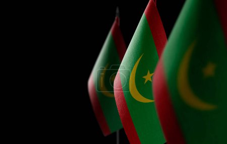 Téléchargez les photos : "Petits drapeaux nationaux de la Mauritanie sur fond noir" - en image libre de droit