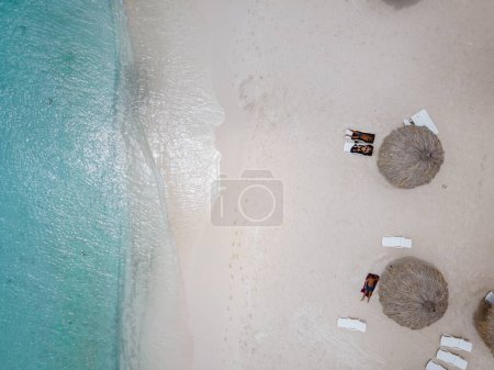 Téléchargez les photos : "Vue aérienne de la côte de Curaçao dans la mer des Caraïbes avec eau turquoise, plage de sable blanc et magnifique récif corallien à Playa Cas Abao" - en image libre de droit