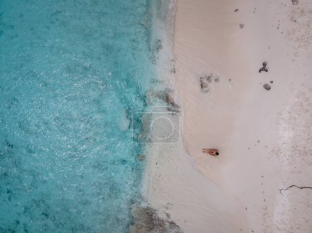 Foto de "Vista aérea de la costa de Curazao en el Mar Caribe con agua turquesa, playa de arena blanca y hermoso arrecife de coral en Playa Cas Abao" - Imagen libre de derechos