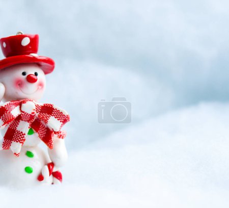 Foto de Mano de muñeco de nieve ondeando, hermosa tarjeta de Navidad festiva - Imagen libre de derechos