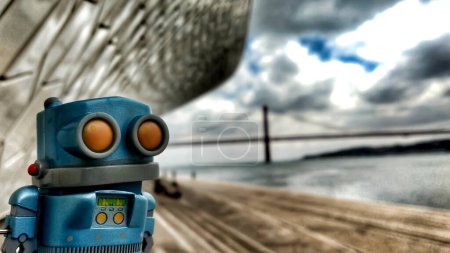 Foto de "Robot de juguete a orillas del río Tajo en Lisboa" - Imagen libre de derechos