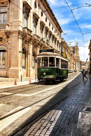 Téléchargez les photos : "Colorful trams through the streets of Lisbon in Spring" - en image libre de droit