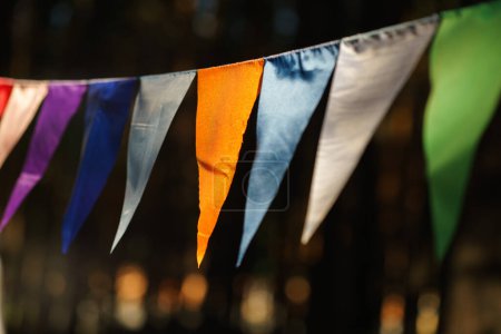 Téléchargez les photos : "Guirlande de carnaval avec drapeaux Fête décorative Pennants" - en image libre de droit