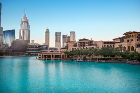 Téléchargez les photos : "7th JAN 2021, Dubai, Émirats arabes unis. Belle vue sur le souk al bahar, le centre commercial dubai, les hôtels et autres bâtiments capturés dans la zone du boulevard récréatif du parc Burj, Dubaï, EAU." - en image libre de droit