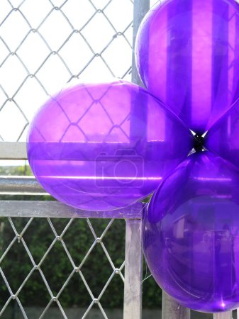 Téléchargez les photos : Partie violette ballons vue de fond - en image libre de droit
