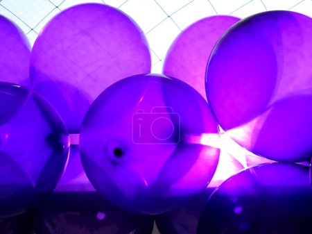 Foto de Parte púrpura globos vista de fondo - Imagen libre de derechos