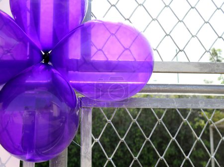 Foto de Parte púrpura globos vista de fondo - Imagen libre de derechos