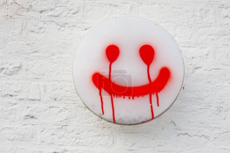 Téléchargez les photos : Happy Face Graffiti vue de fond - en image libre de droit