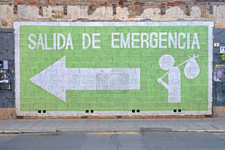 Téléchargez les photos : Graffiti de sortie d'urgence sur fond, gros plan - en image libre de droit