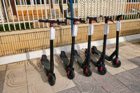 Téléchargez les photos : Dockless scooters électriques vue de fond - en image libre de droit