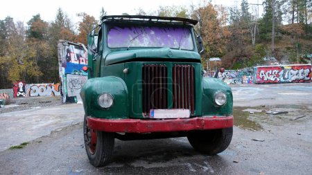 Téléchargez les photos : Stockholm, Snosatra, 28 octobre 2020. Un camion vert abandonné sur la place du quartier métropolitain - en image libre de droit