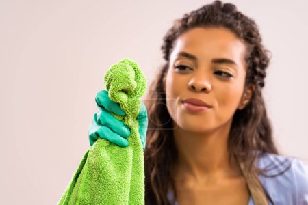 Téléchargez les photos : Femme au foyer avec serviette prête à nettoyer - en image libre de droit