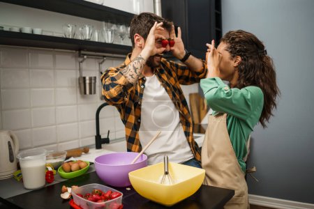 Foto de "pareja joven en la cocina" - Imagen libre de derechos