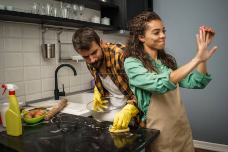 Téléchargez les photos : "jeune couple en cuisine" - en image libre de droit