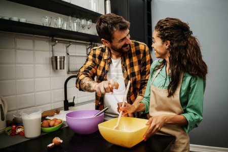 Téléchargez les photos : "jeune couple en cuisine" - en image libre de droit