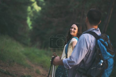 Téléchargez les photos : Jeune couple randonnée ensemble - en image libre de droit