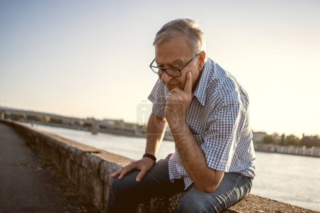 Téléchargez les photos : Homme âgé près de la rivière - en image libre de droit