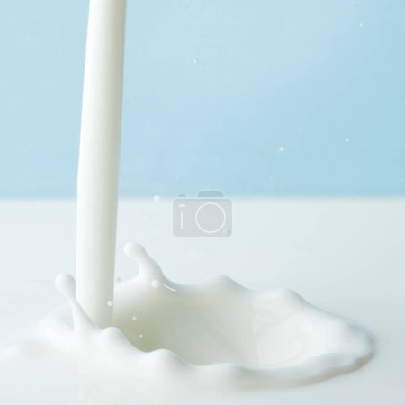 Foto de Verter salpicaduras de leche vista de cerca - Imagen libre de derechos