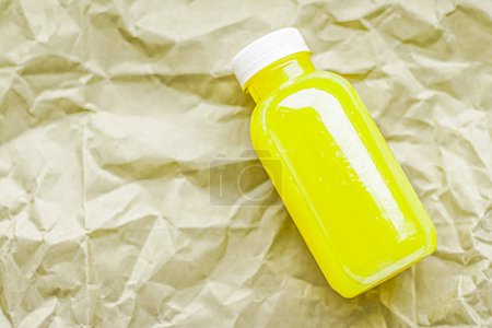 Foto de Zumo fresco de limón o lima en botellas y envases de plástico reciclables respetuosos del medio ambiente, bebidas saludables y productos alimenticios - Imagen libre de derechos