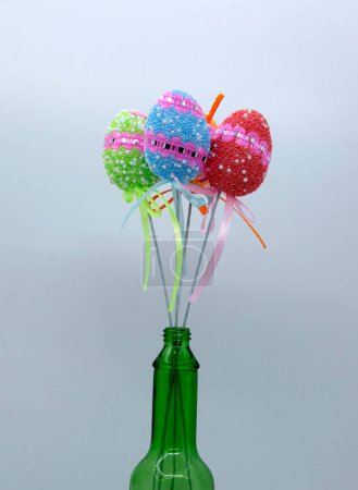 Téléchargez les photos : Oeufs de Pâques oeufs de Pâques artificiels multicolores - en image libre de droit