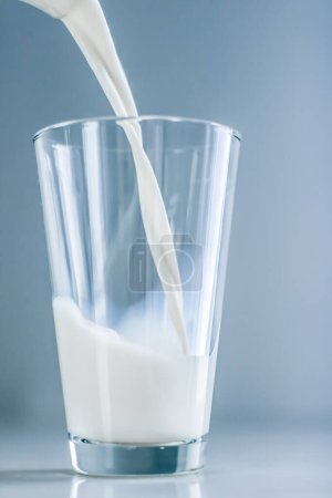 Téléchargez les photos : Journée mondiale du lait, verser dans du verre sur une table en marbre - en image libre de droit