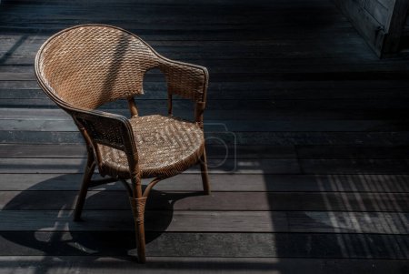 Téléchargez les photos : Chaise en osier sur un balcon confortable sur le balcon de la maison en bois
. - en image libre de droit